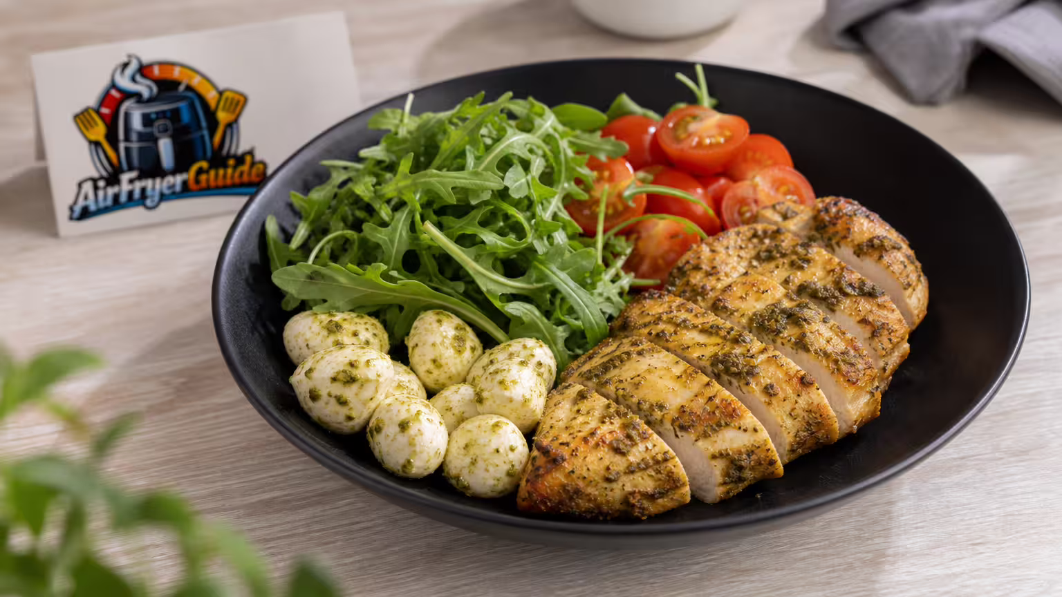 Pesto-Hähnchen-Bowl im Airfryer - Serviervorschlag