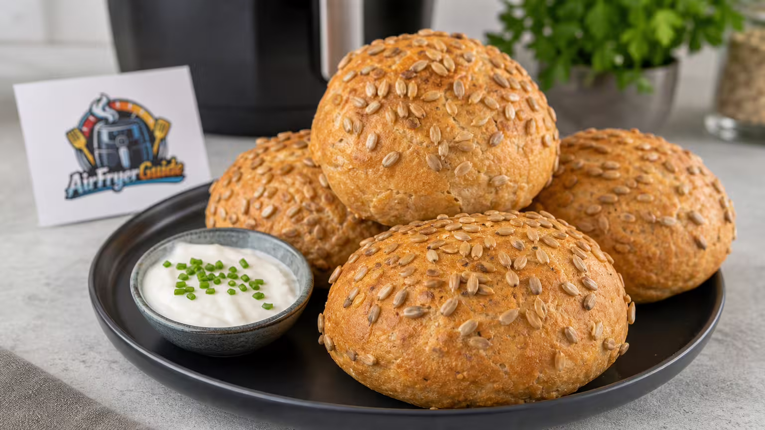 Sonnenblumenkernbrötchen im Airfryer - Serviervorschlag